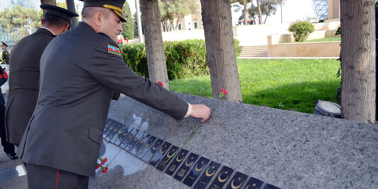 Azerbaycan Savunma Bakanlığı’ndan Bir Grup Asker Türk Şehitliğine Çelenk Koydu