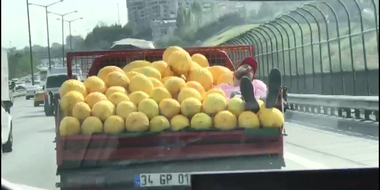 Tem'de Kavun Yüklü Kamyonetin Kasasında Uyuyarak Yolculuk Kamerada