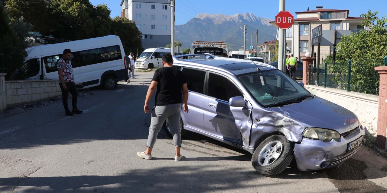 Okul Servis Minibüsü İle Otomobil Çarpıştı; 9'u Öğrenci, 14 Yaralı