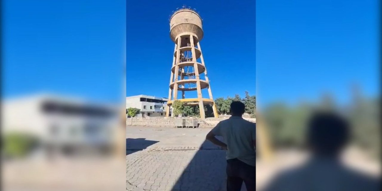Depremde Ağır Hasar Gören Su Kulesi, İş Makinesiyle 15 Saniyede Yıkıldı
