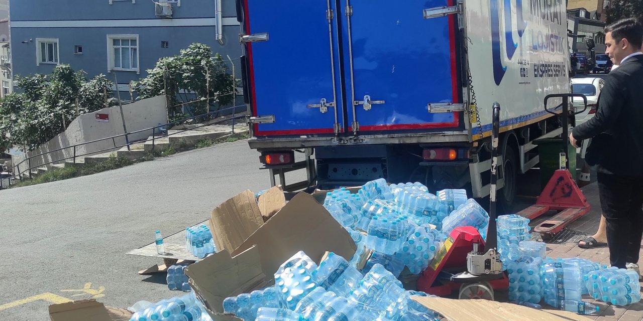 Sarıyer'de Kamyonet Şoförü Devrilen Paletteki Suların Altında Kaldı