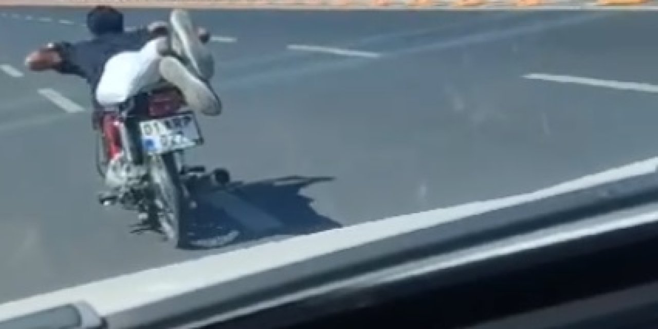 Motosikletle Tehlikeli Yolculuk; Üzerine Uzandı