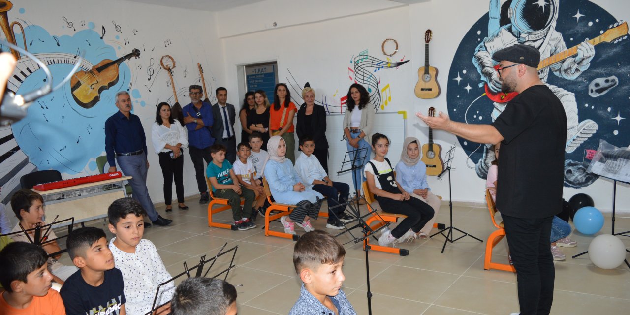 Ölen Oğullarının Adını Yaşatmak İçin Kırsaldaki Okulda Müzik Sınıfı Kurdular