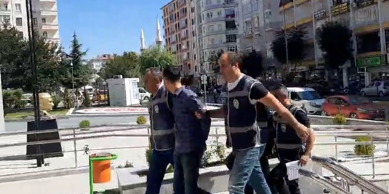 Çorum'da Kuyumcuyu Sahte Altınla Dolandıran 2 Şüpheli Sivas'ta Yakalandı