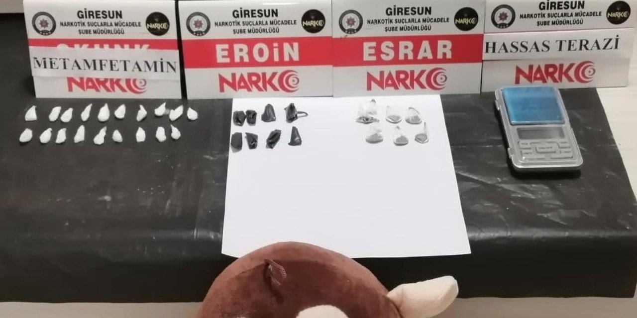 Evde Oyuncak Maymunun İçine Gizlenmiş Uyuşturucu Ele Geçirildi