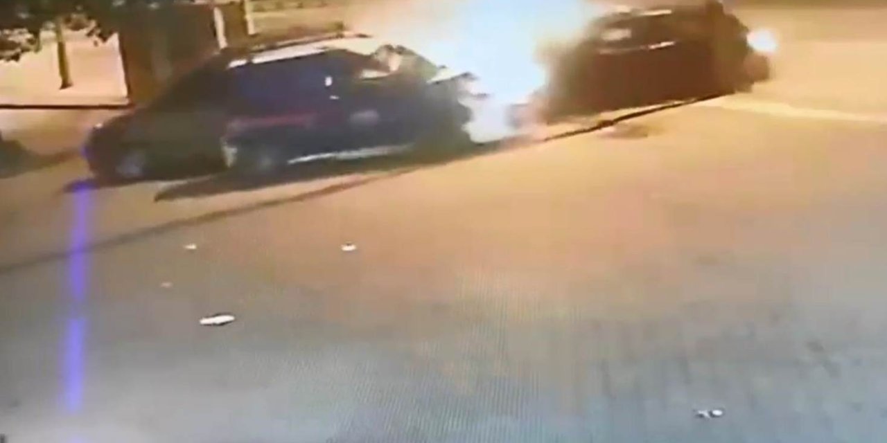 Otomobil Aydınlatma Direği İle 2 Araca Çarptı; Direk Yoldan Geçen Otomobilin Üzerine Devrildi (2)