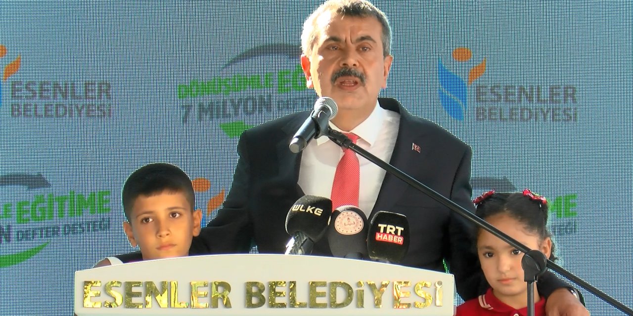 Milli Eğitim Bakanı Tekin Esenler'de Defter Dağıtım Törenine Katıldı