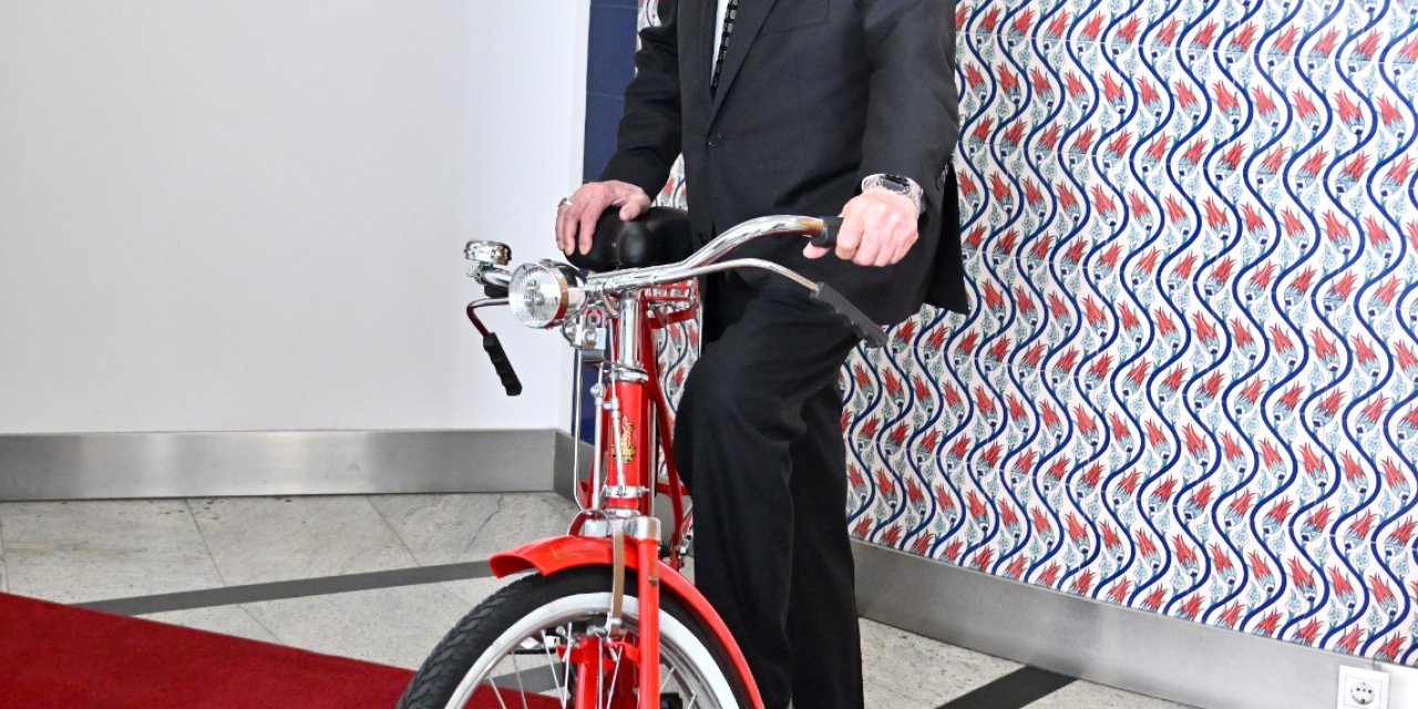 Bahçeli, Bisikletli Pozuyla 'cumhurbaşkanlığı Bisiklet Turu'nu Kutladı