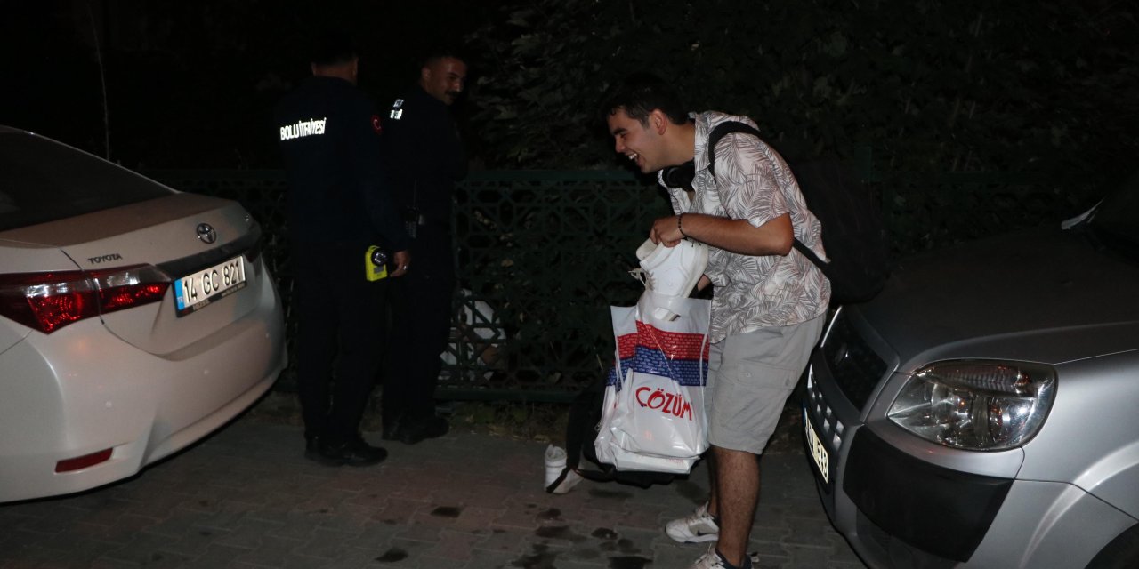 Düşen Gözlüğü Almak İçin İndiği Derede Mahsur Kaldı, Kurtarma Sırasında Arkadaşı Kahkaha Attı