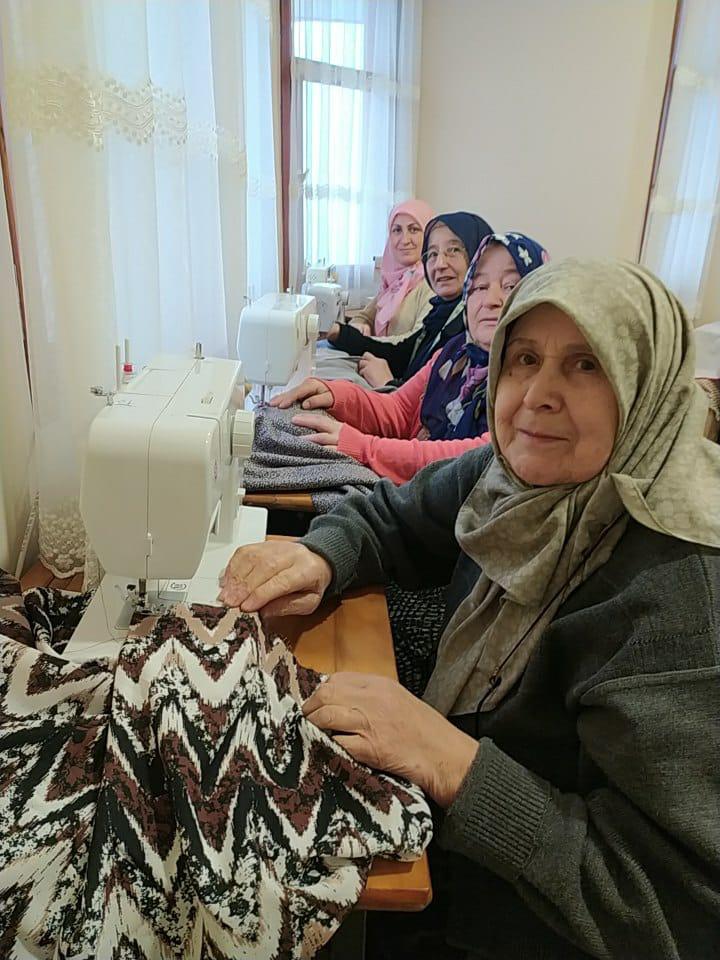 Asrın Felaketine Karşı Rize’de Asrın Dayanışması: 80 Yaşındaki Neriman Nine Depremzedeler İçin Kışlık Giysi Dikiyor