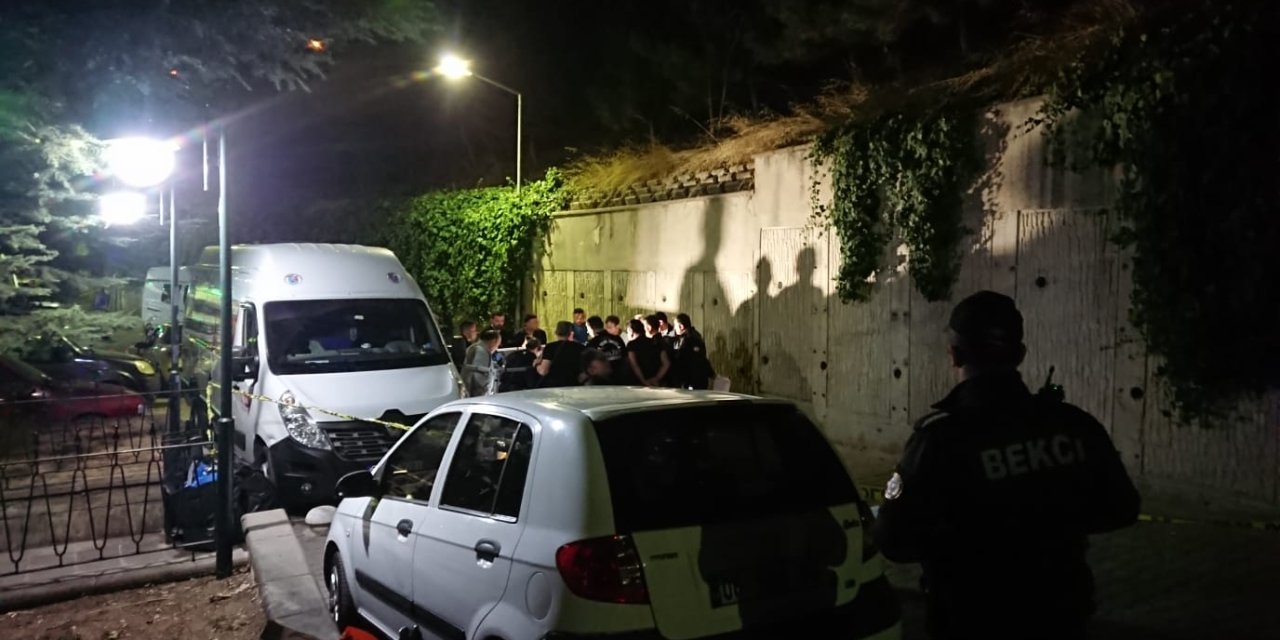 Eski Eşini Bıçakla Yaralayıp, Erkek Arkadaşını Tabancayla Öldürdü