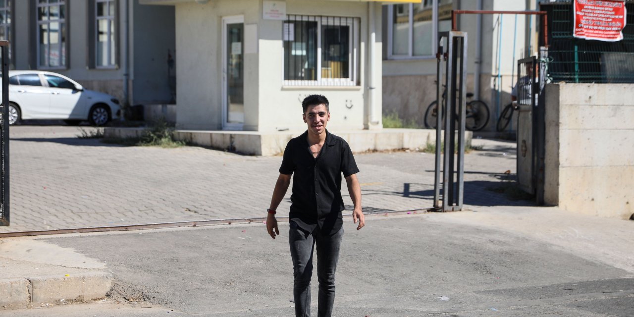 Diş Tedavi Parasını Biriktirmek İçin Okulu Bırakıp İşe Giren Ümit'in Yüzü Güldü