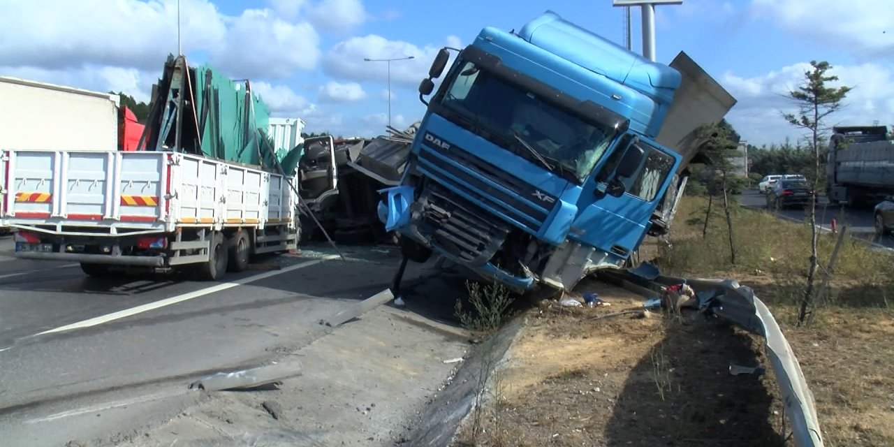 Çekmeköy'de Tır İle Kamyonet Çarpıştı: 2 Yaralı
