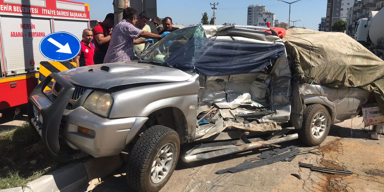 Çöp Kamyonu, Kavşakta Kamyonete Çarptı: 4 Ölü, 4 Yaralı