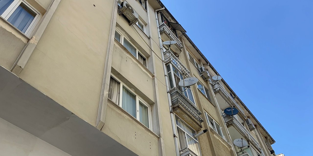 Tartıştığı Sevgilisini, 10 Yaşındaki Kızının Gözü Önünde Öldürüp, İntihar Etti