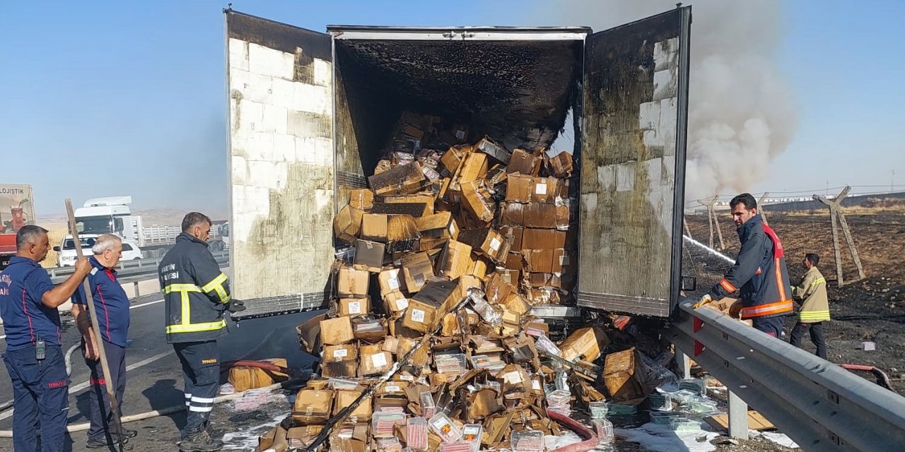 Şekerleme Yüklü Tır’ın Dorsesi Yandı