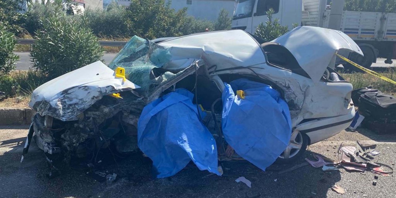 Refüjü Aşıp Tır'a Çarpan Otomobildeki Karı- Koca Öldü, Çocukları Yaralandı