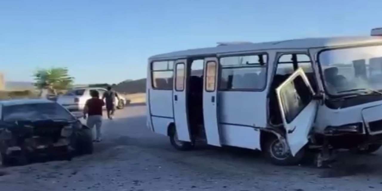 Ankara'da Otomobil İle Minibüs Çarpıştı: 15 Yaralı