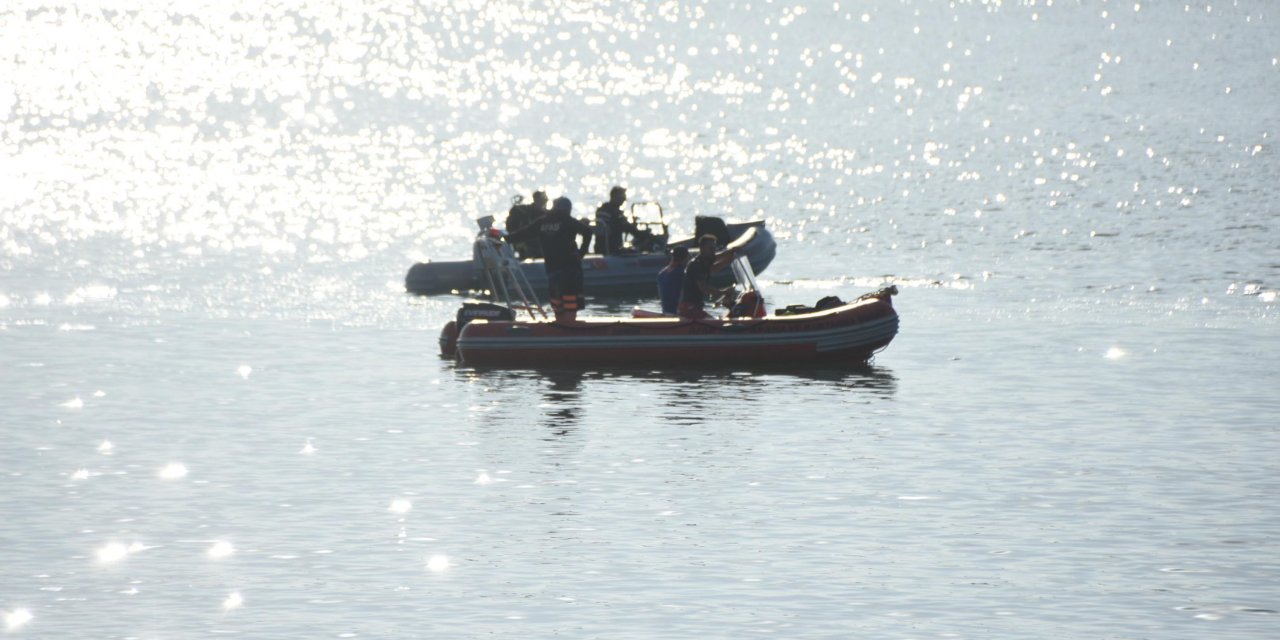 İzmir'deki Orman Yangınında 2'nci Gün; Baraja Düşen Helikopterdeki 3 Mürettebat Aranıyor