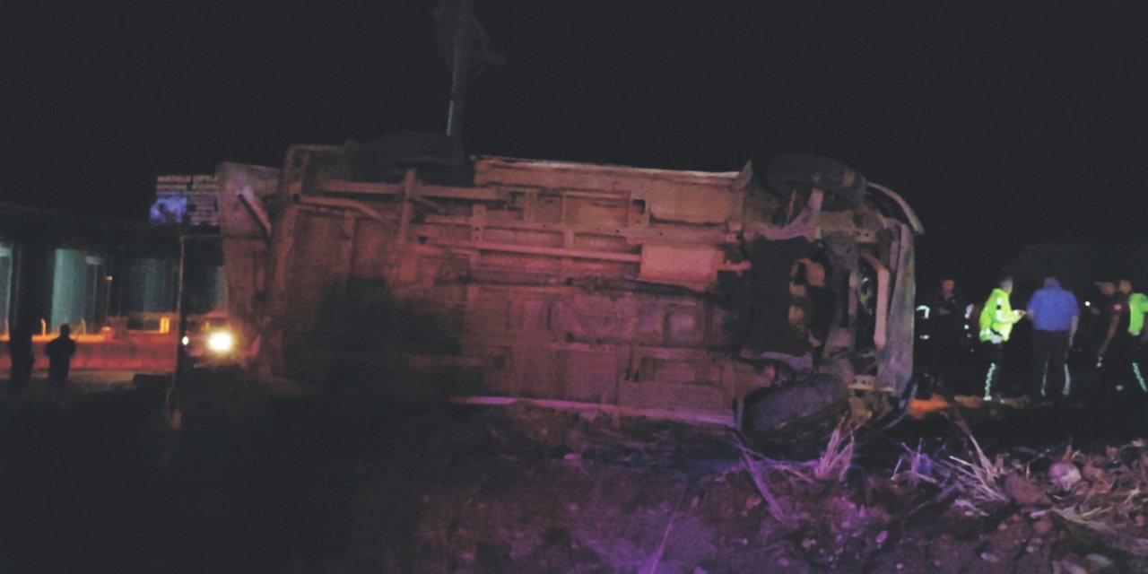 Hafif Ticari Araç Devrildi; Sürücü Öldü, 4 Çocuğu Yaralı