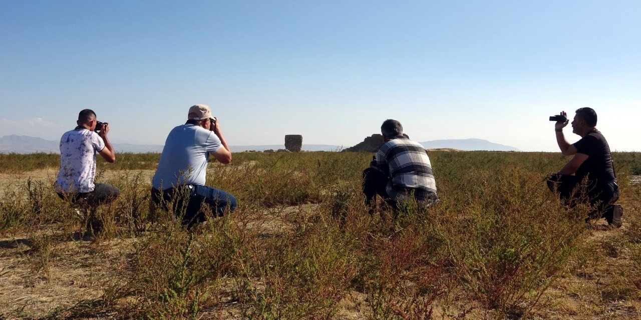 Van Gölü Çekilince Tarihi Kale Ortaya Çıktı