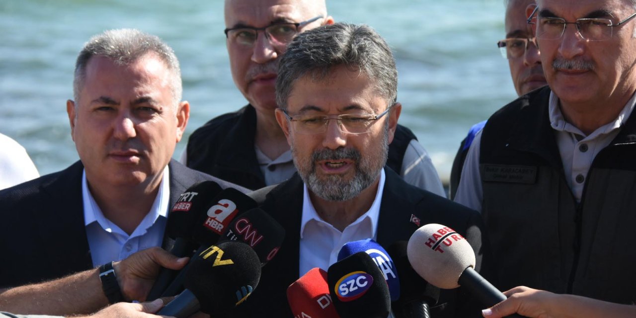 İzmir'deki Orman Yangınında 2'nci Gün; Baraja Düşen Helikopterdeki 3 Mürettebat Aranıyor (2)