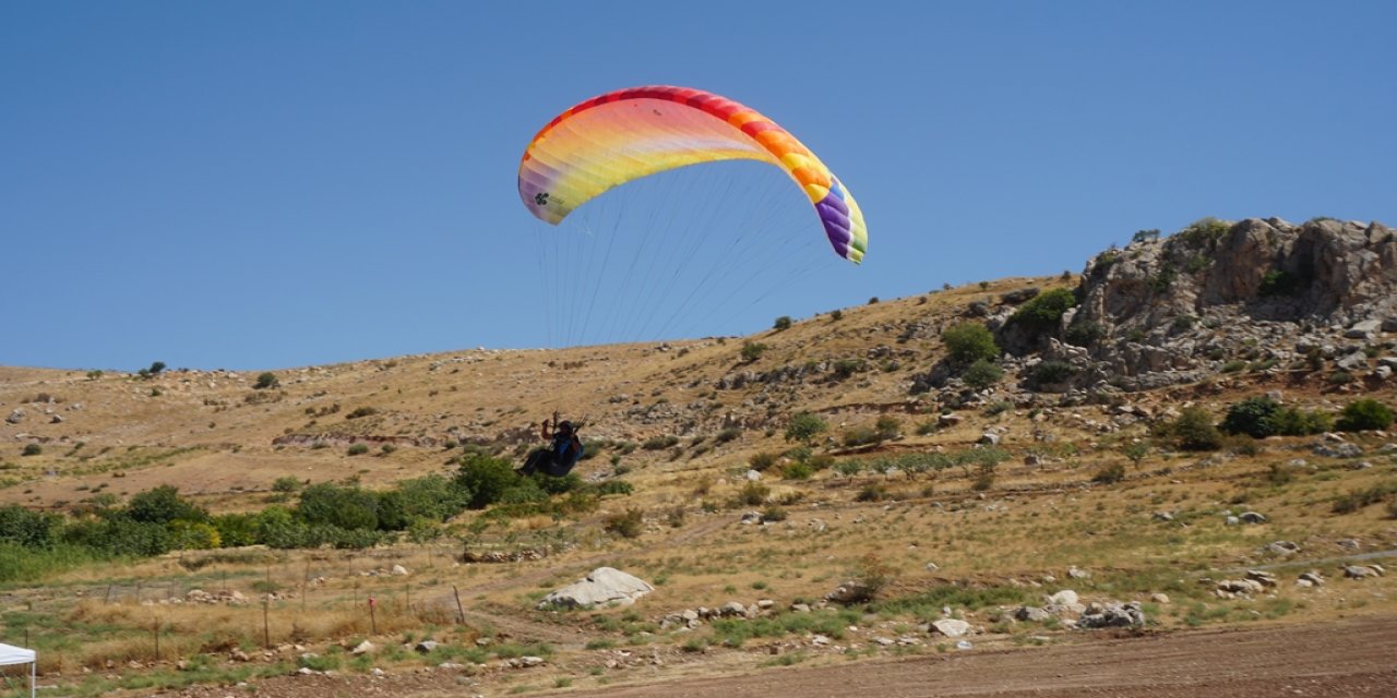Yamaç Paraşütü Hedef Şampiyonası'nın İkinci Etabı Siirt’te Yapıldı