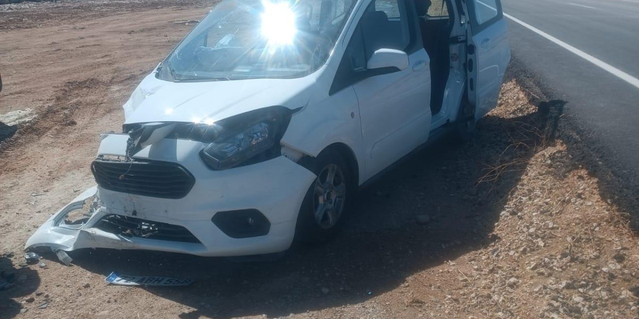 Siirt’te Hafif Ticari Araçla İle Otomobil Çarpıştı: 4 Yaralı