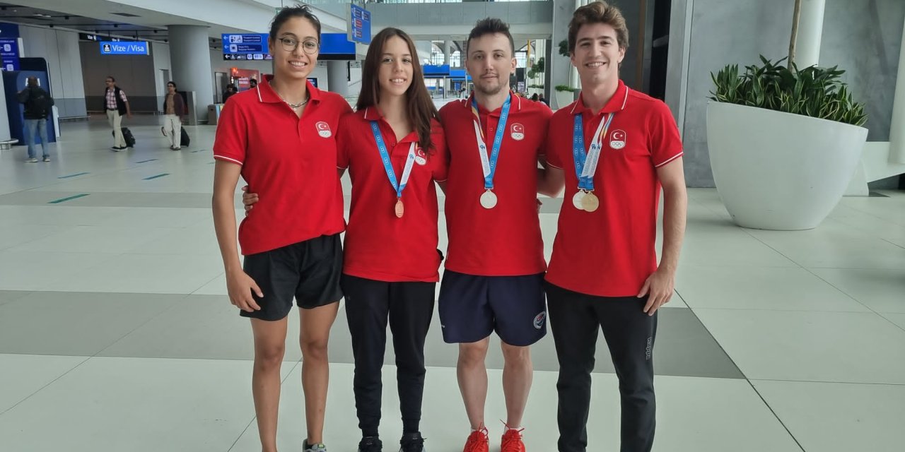 Yunanistan'da 4 Altın Madalya Kazanan Paletli Yüzme Milli Takımı, Yurda Döndü