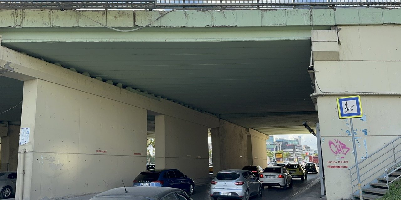 Ataşehir'de Köprüden Kopan Beton Parçaları Otomobilin Üzerine Düştü