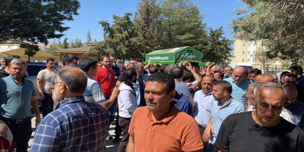 Mersin'deki Kazada Ölen Aile Konya'da Toprağa Verildi