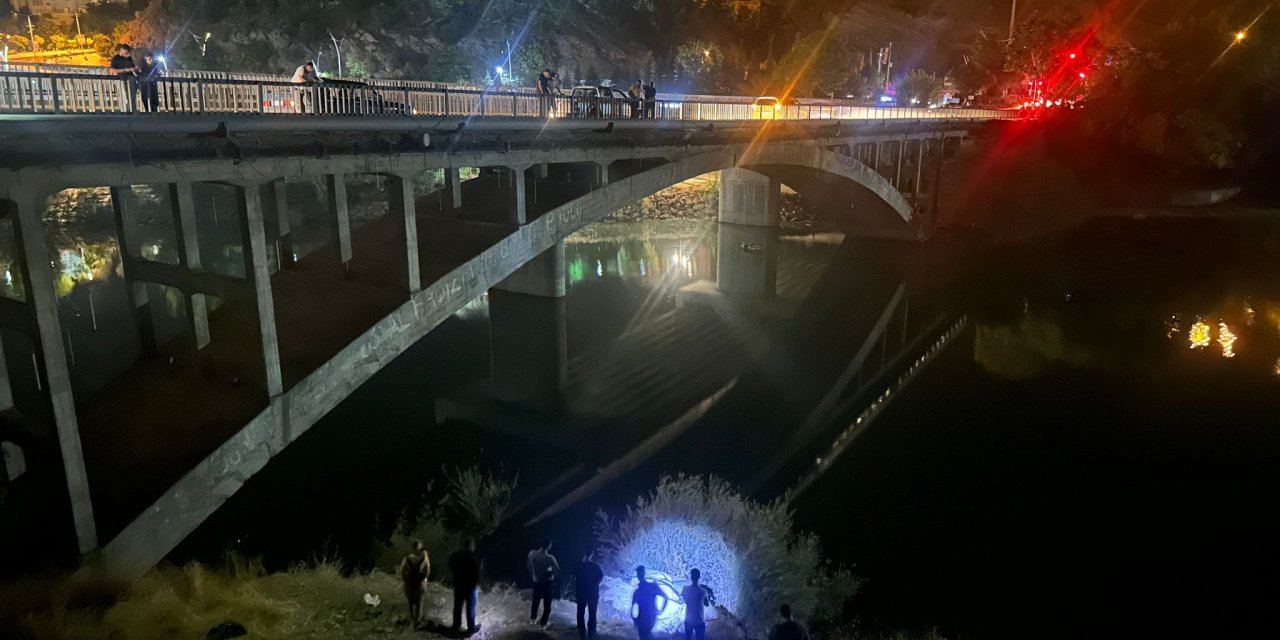 Tunceli’de Otomobil 25 Metre Yüksekten Düşerek Ağaca Çarptı: 3 Yaralı