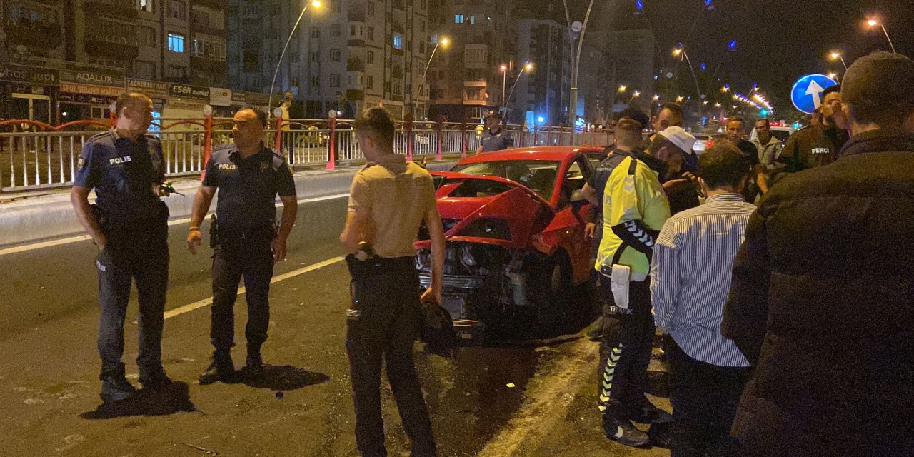 Alkollü Sürücünün Kullandığı Otomobil Bariyerlere Çarptı: 4 Yaralı