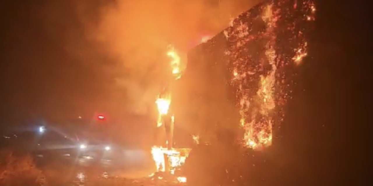 Saman Yüklü Kamyon Kara Yolunda Alev Alev Yandı