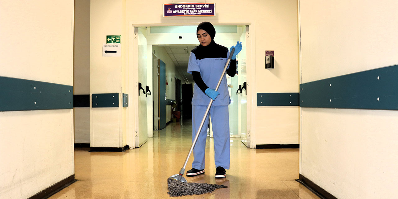 Temizlik personeli olarak çalıştığı hastanenin tıp fakültesini kazandı