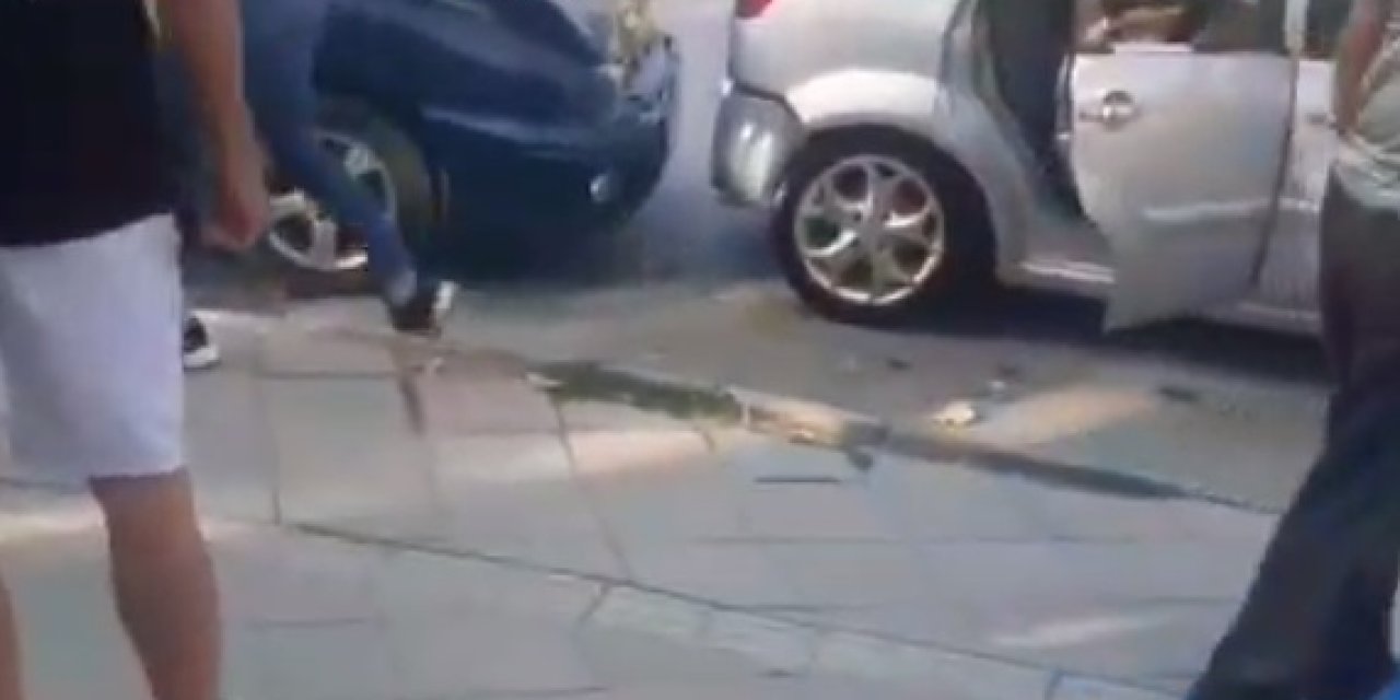 Elinde Bıçakla Otomobilini Tekmeleyen Sürücünün Peşinden Koştu; Çocuğu Da O Anları İzledi