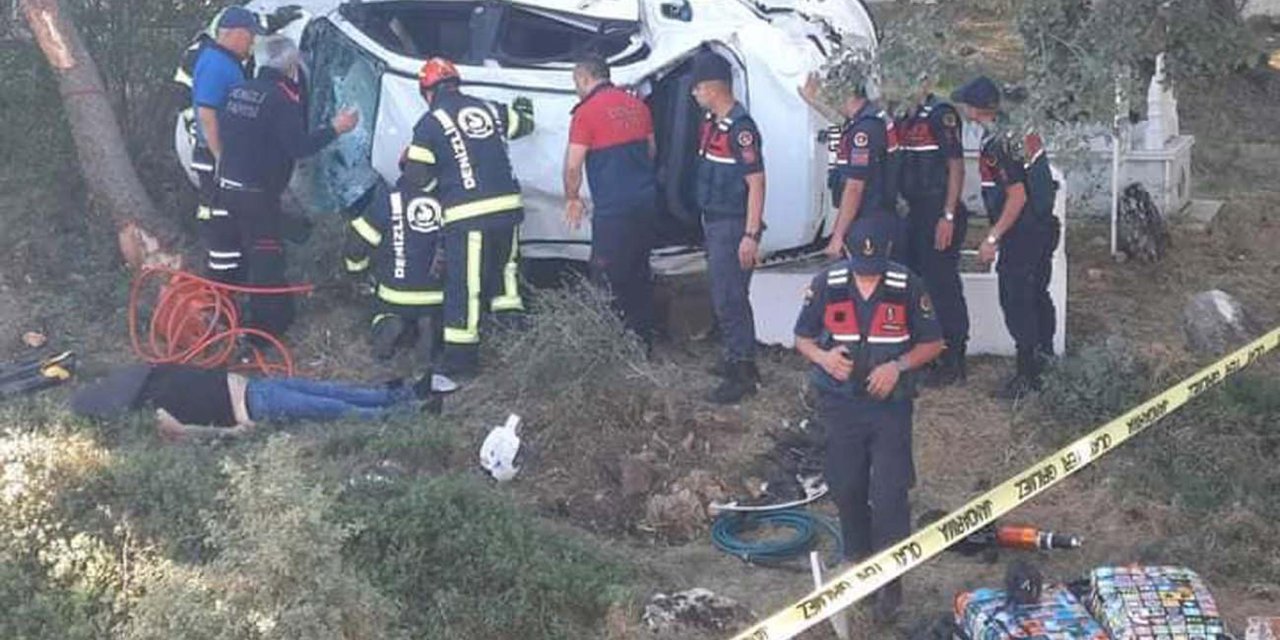 Otomobil, Elektrikli Bisiklete Çarpıp, Mezarlığa Yuvarlandı: 3 Ölü