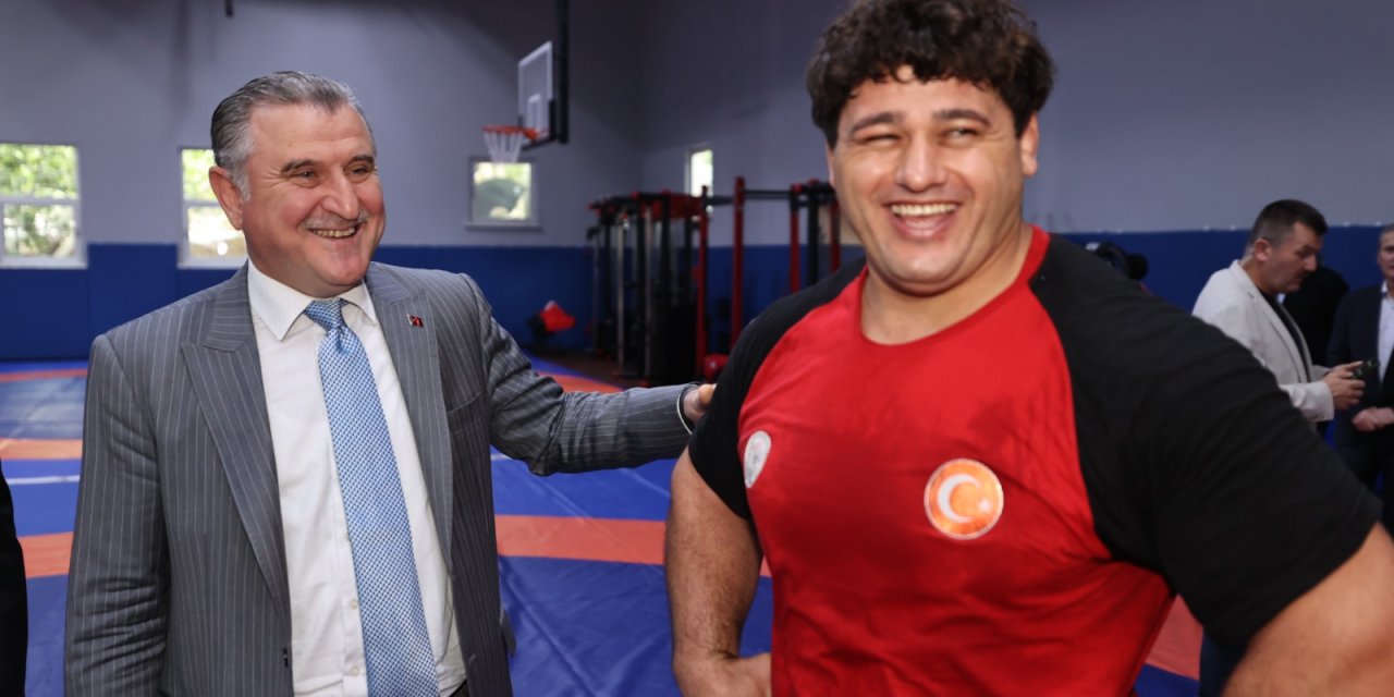 Bakan Bak, Grekoromen Güreş Milli Takımı'nın Kampını Ziyaret Etti