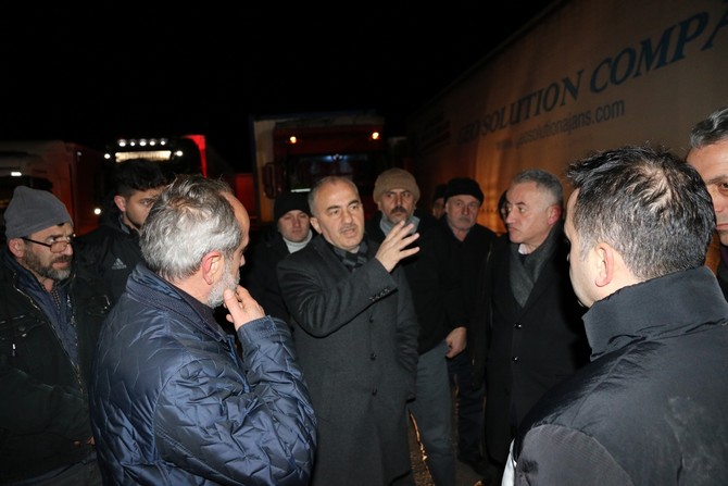 Başkan Metin Hatay’da Kurulacak Çadır Kent İçin 35 Tırı Uğurladı