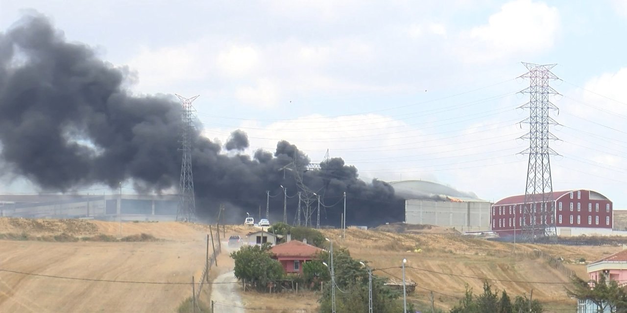 Geniş Haber // Silivri'de Fabrikadaki Yangın Söndürüldü: 1 Şüpheli Gözaltına Alındı