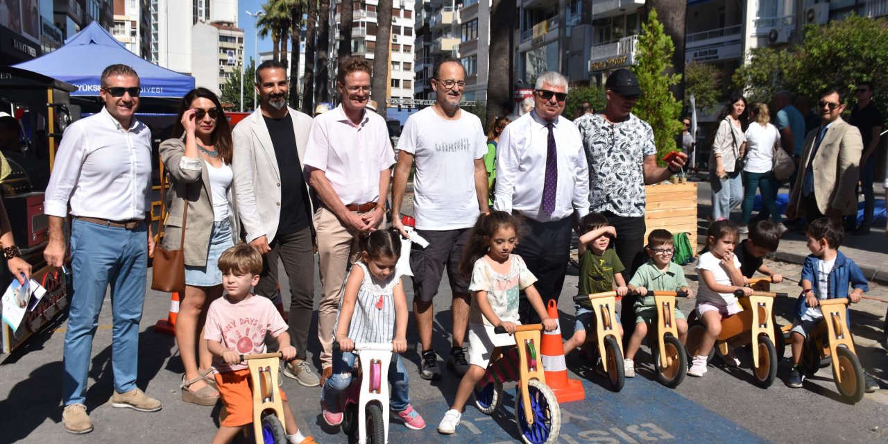 Büyükelçi Landrut, 'Avrupa Hareketlilik Haftası' Kapsamında İzmir'de Toplu Ulaşımı Kullandı