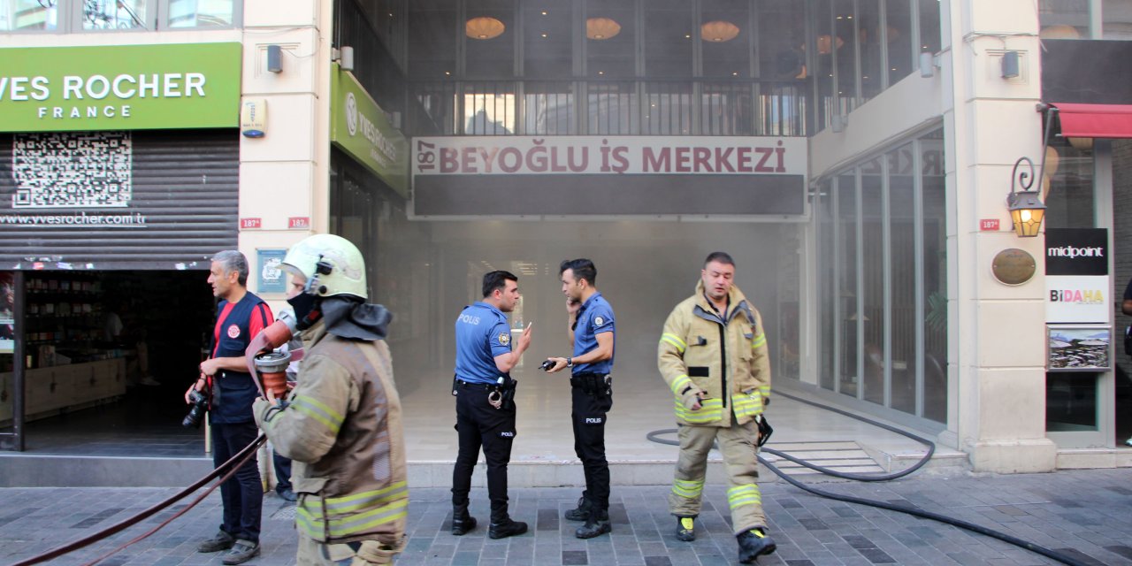 İstiklal Caddesi'nde 8 Katlı İş Merkezinde Yangın