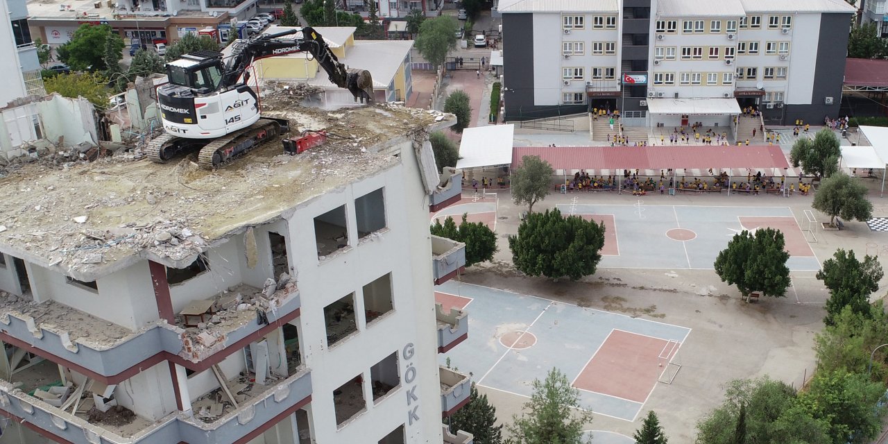 Adana'da İlkokul Ve Anaokulu Yanındaki Ağır Hasarlı Binada Yıkım Başladı