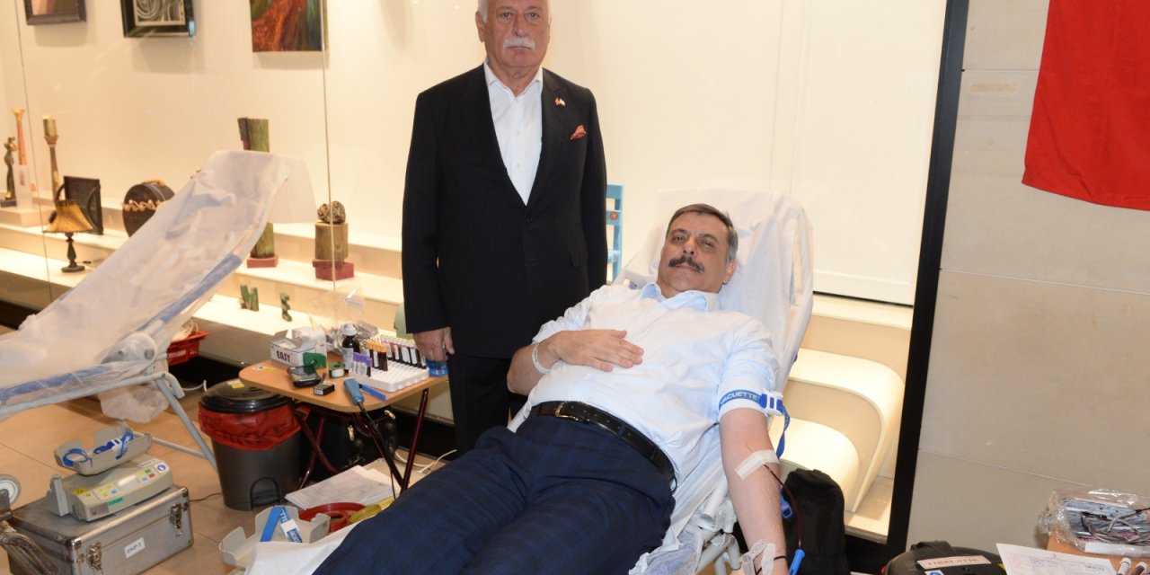 40'ıncı Kez Kan Bağışında Bulunan Vali Çiftçi'ye Altın Madalya