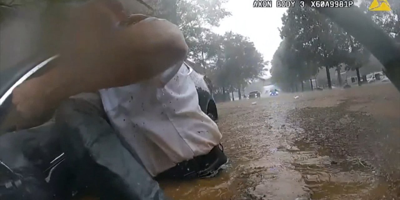 Polisin Su Baskınında Aracıyla Mahsur Kalan Sürücüyü Kurtarma Anları Kamerada