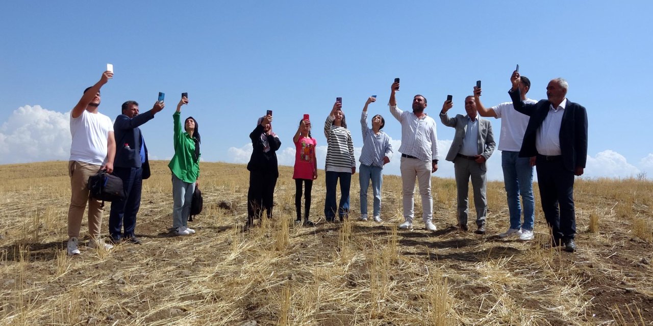 Cep Telefonuyla Konuşmak İçin Tepeye Tırmanıyorlar