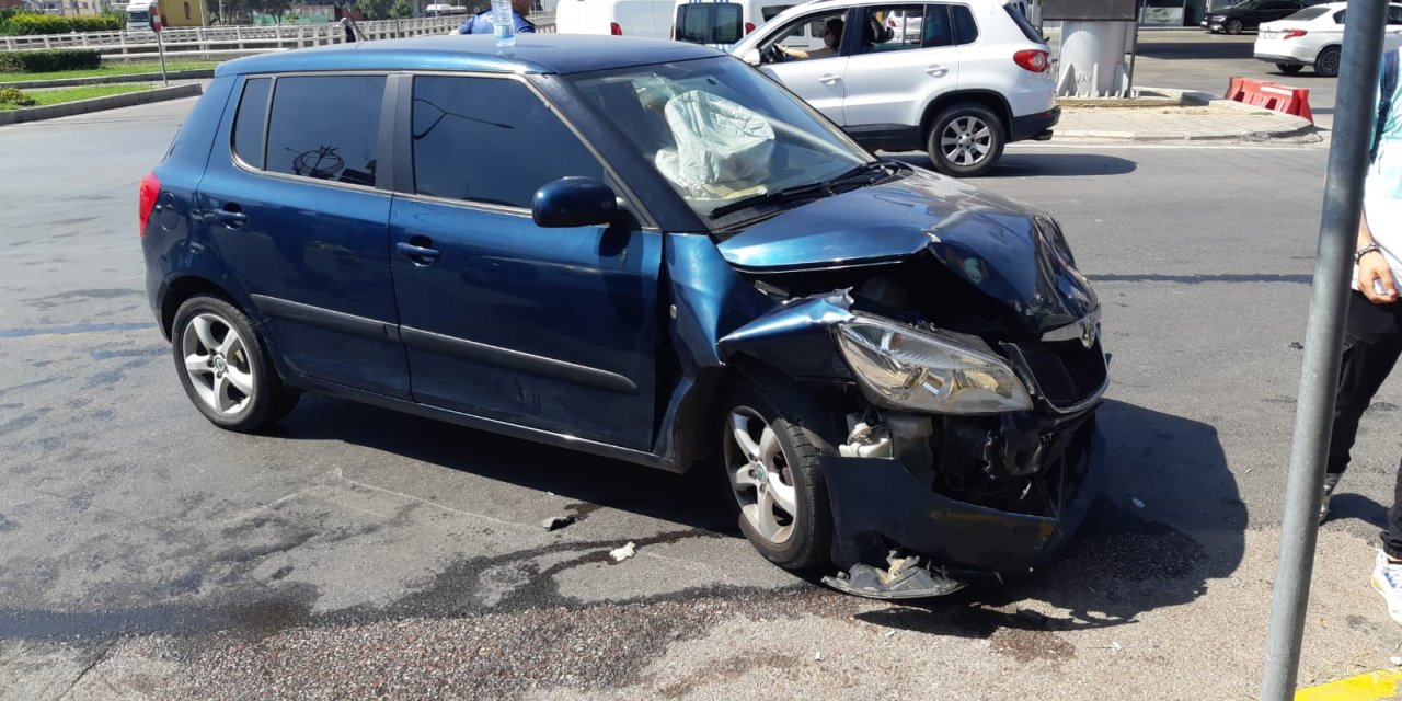 Kavşakta Otomobille Minibüsün Çarptığı Kaza Kamerada