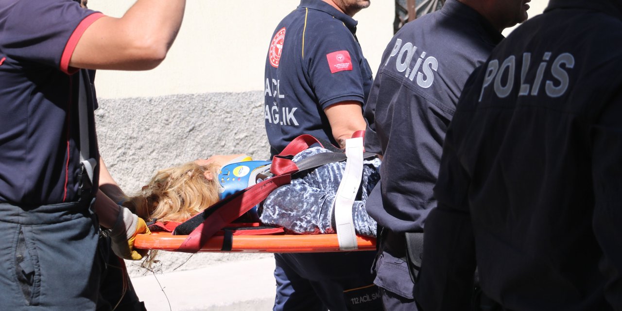 Polisi Görünce Çıktığı 2 Katlı Evinin Balkonundan Atladı