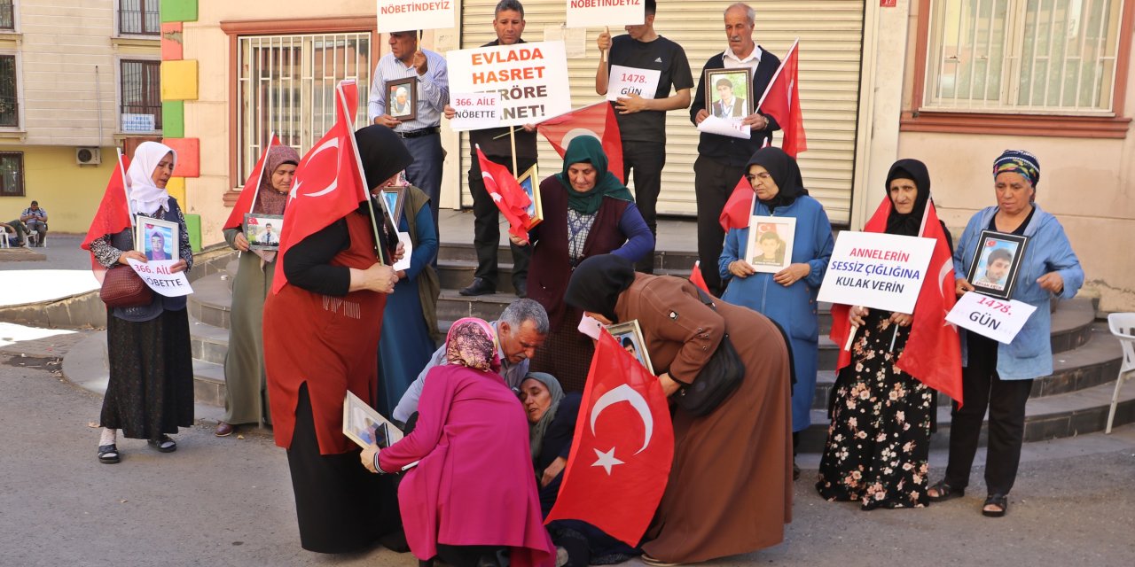 Hdp Önündeki Evlat Nöbetinde Aile Sayısı 366 Oldu; Yeni Katılan Anne Baygınlık Geçirdi