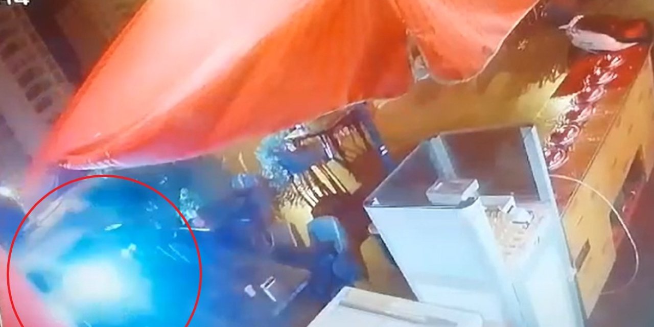 Çarpışan İki Aracın Avm’ye Girdiği Kavşakta, Bu Kez Minibüs Pastaneye Daldı